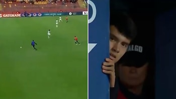 El momento de confusión que causó un alcanzapelotas al irrumpir en un partido del fútbol chileno: “Pobre chico”