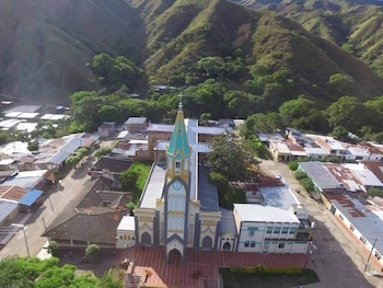 La seguidilla de acciones armadas con drones en Huila comenzó el 7 de agosto con una explosión en la Alcaldía de Teruel - crédito Neiva Activa/Facebook