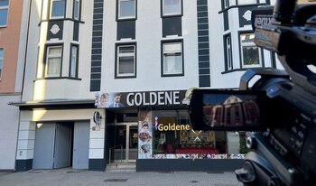 Cámara de televisión frente al edificio donde la policía alemana ha detenido a un ciudadano iraní de 32 años, sospechoso de haber adquirido venenos mortales cianuro y ricina para cometer un ataque "de motivación islamista", en Castrop-Rauxel, Alemania, 8 de enero de 2023. REUTERS/Stephane Nitschke