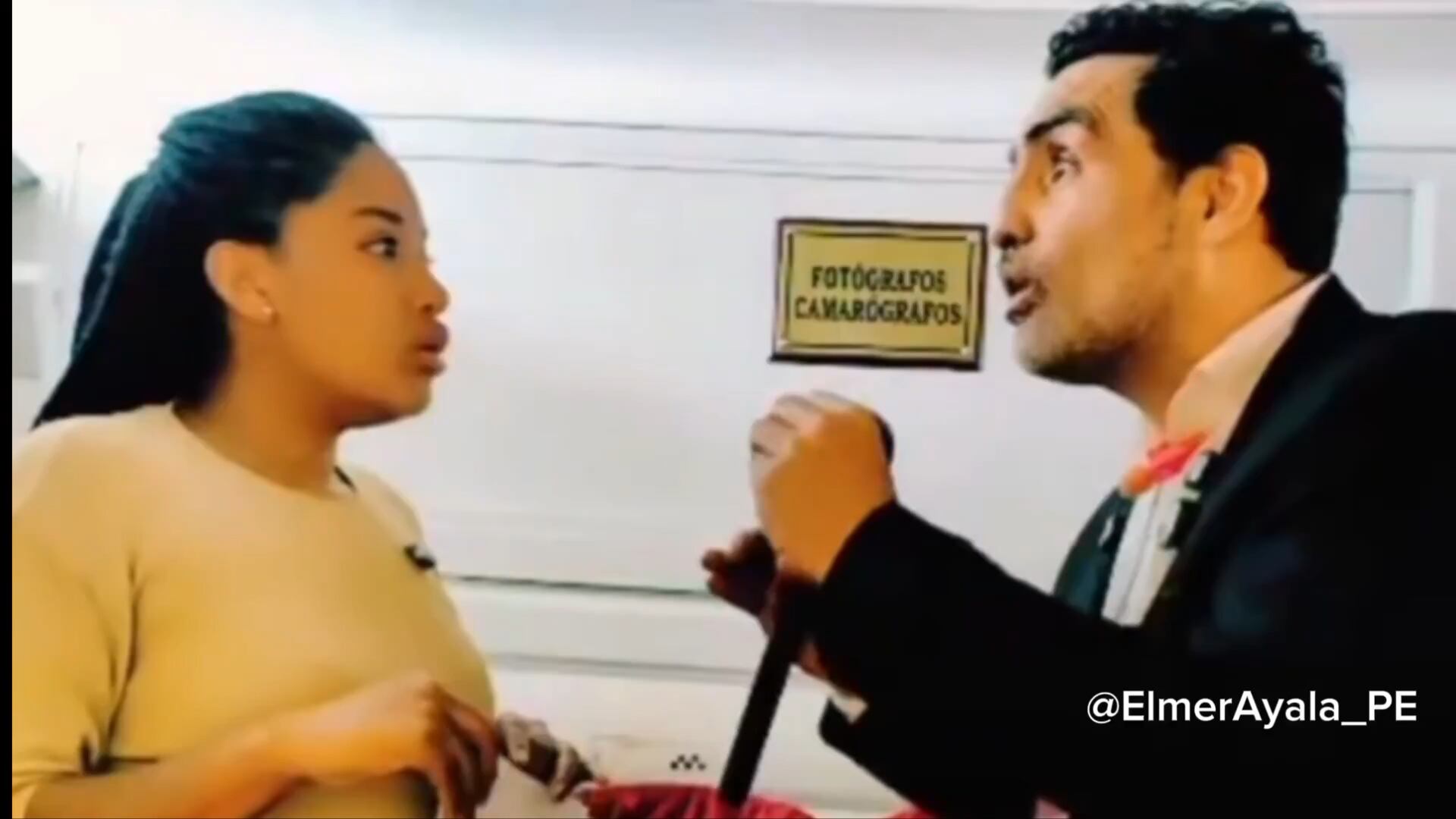 En una transmisión en vivo, Fernando Llanos insistió en que el fujimorismo sostuvo a las AFP, mientras Rosángela Barbarán evitó responder de manera directa. | Captura de pantalla: Elmer Ayala