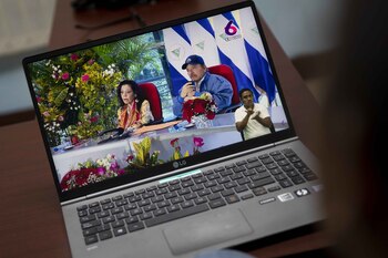 Un hombre observa en la