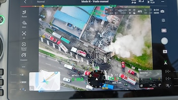 La bodega afectada funcionaba como parqueadero y taller con trabajos de latonería y pintura, según el reporte de emergencia -crédito Bomberos Bogotá