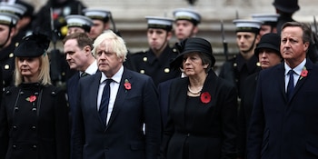 Los ex primeros ministros británicos Liz Truss, Boris Johnson, Theresa May y David Cameron asisten al Servicio Nacional de Conmemoración en el Cenotafio de Whitehall, en Londres (Reino Unido), el 12 de noviembre de 2023 (Henry Nicholls/Pool via REUTERS)