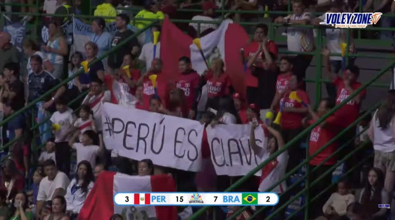 Aficionados peruanos celebran en la tribuna la victoria de la selección de voleibol sub-19 frente a Brasil en el torneo sudamericano.