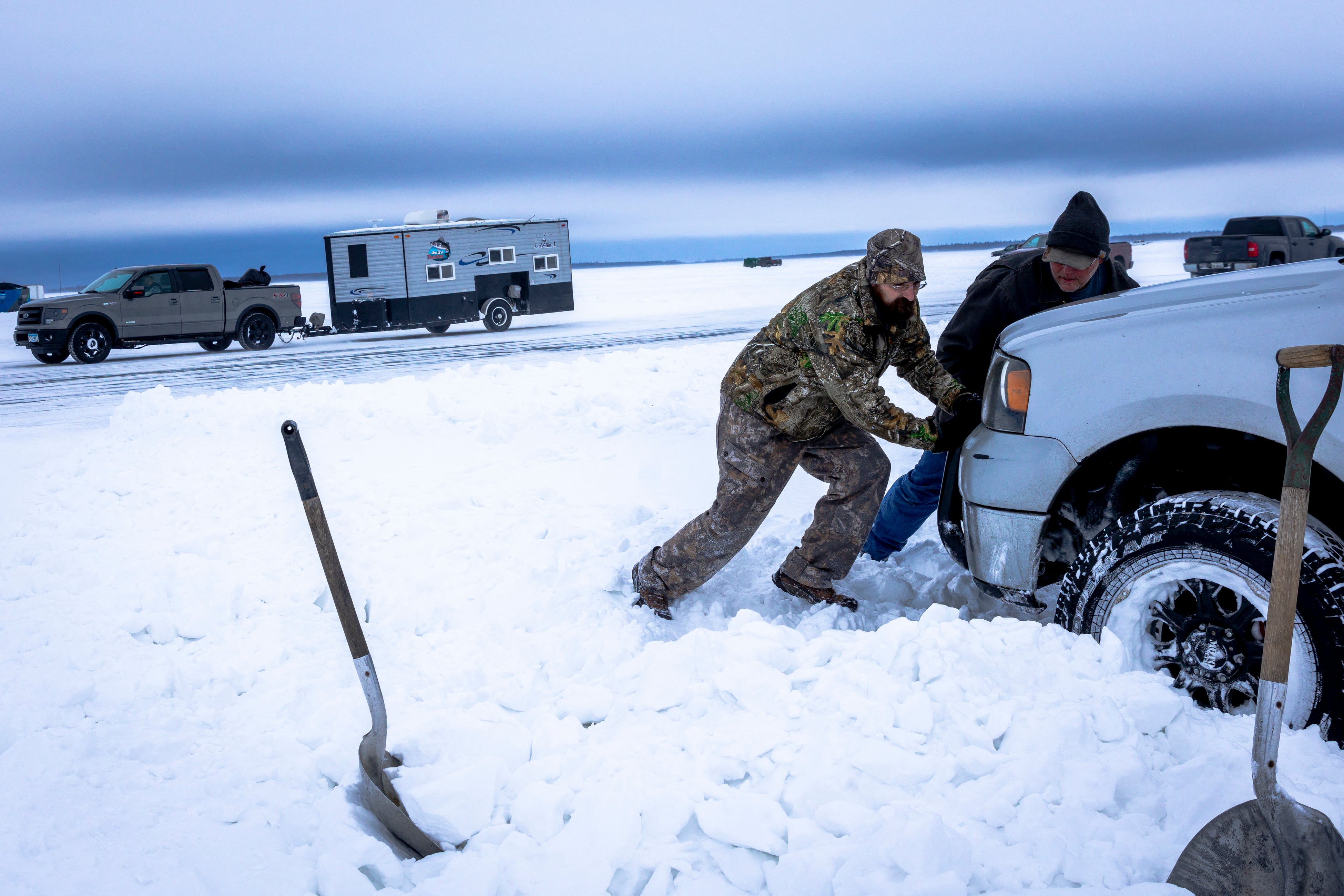 La alerta oficial de St. Paul recomienda no estacionar en calles sin limpiar y respetar todas las señales para evitar sanciones y remolques. (Photo by Kerem Yucel / AFP)