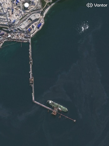 Barcos rusos dañados tras el ataque de Ucrania contra el puerto de Novorossiysk