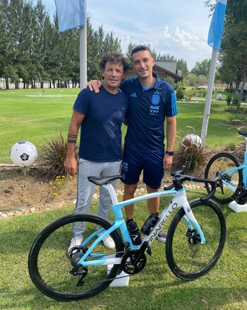 Juan Curuchet y Lionel Scaloni en el predio de Ezeiza (Instagram)