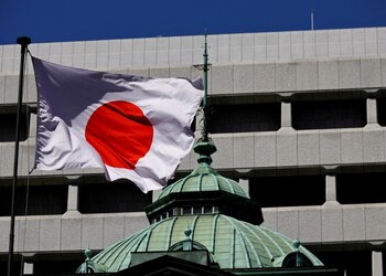 La bandera nacional japonesa ondea