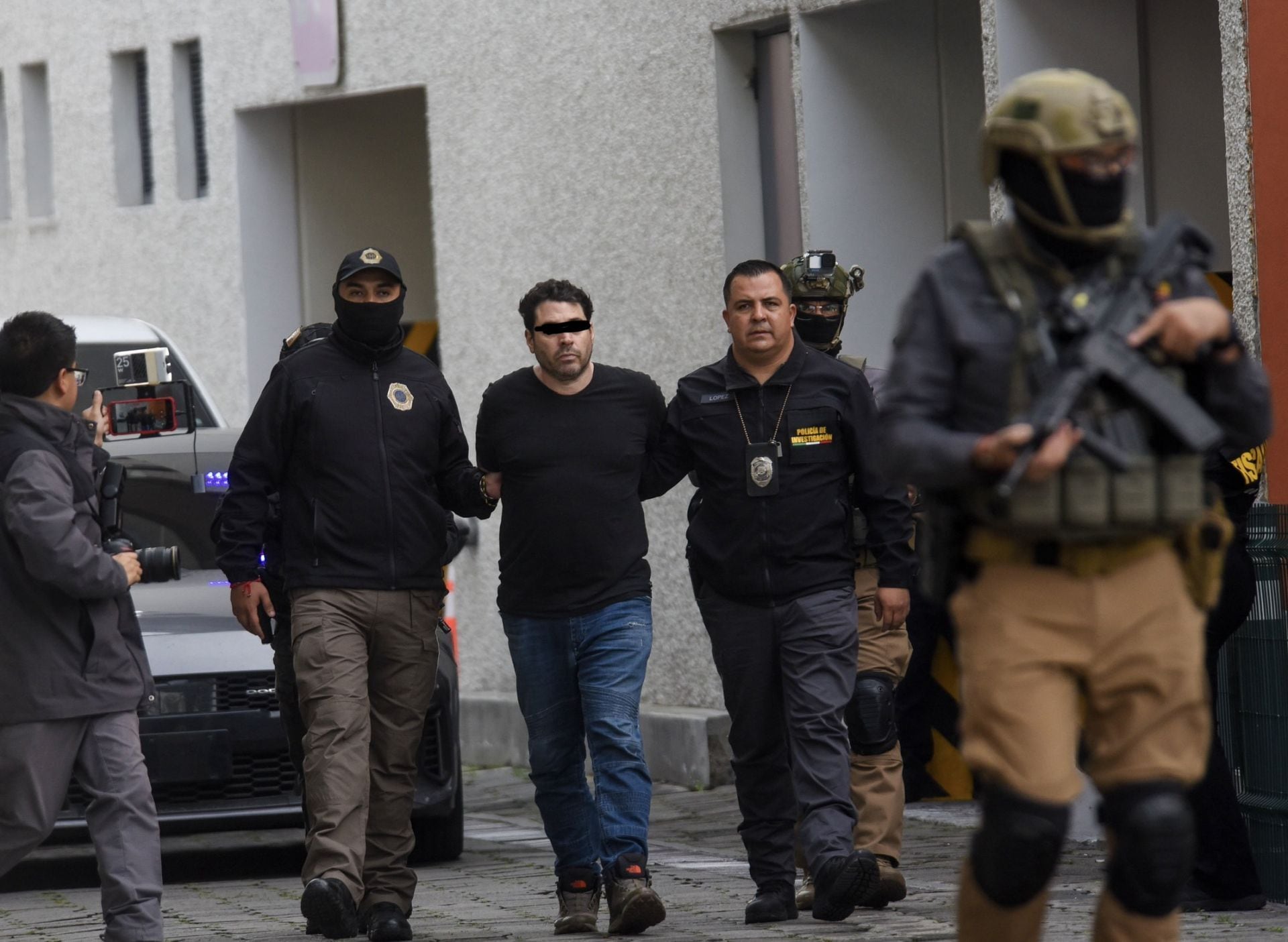 TOLUCA, ESTADO DE MÉXICO, 04SEPTIEMBRE2026.- Diego Sebastián “N” y Gerardo “N”, presuntos implicados en el multihomicidio de Atizapán, donde perdieron la vida Jonathan Meléndez, tecladista de Camilo Séptimo, su esposa embarazada, su pequeña hija de 3 años, una joven trabajadora y su mascota, fueron trasladados del Complejo Central de la Fiscalía General de Justicia del Estado de México (FGJEM) al Centro de Reinserción Social de Barrientos en Tlalnepantla. FOTO: CRISANTA ESPINOSA AGUILAR/CUARTOSCURO.COM