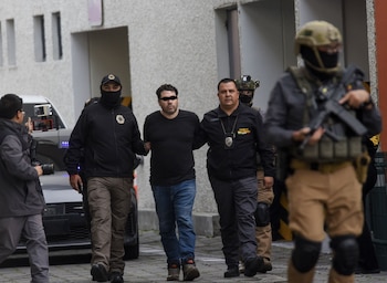 TOLUCA, ESTADO DE MÉXICO, 04SEPTIEMBRE2026.- Diego Sebastián “N” y Gerardo “N”, presuntos implicados en el multihomicidio de Atizapán, donde perdieron la vida Jonathan Meléndez, tecladista de Camilo Séptimo, su esposa embarazada, su pequeña hija de 3 años, una joven trabajadora y su mascota, fueron trasladados del Complejo Central de la Fiscalía General de Justicia del Estado de México (FGJEM) al Centro de Reinserción Social de Barrientos en Tlalnepantla. FOTO: CRISANTA ESPINOSA AGUILAR/CUARTOSCURO.COM