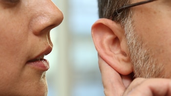 Investigación: Cómo la "penalización por acento" determina quién es escuchado