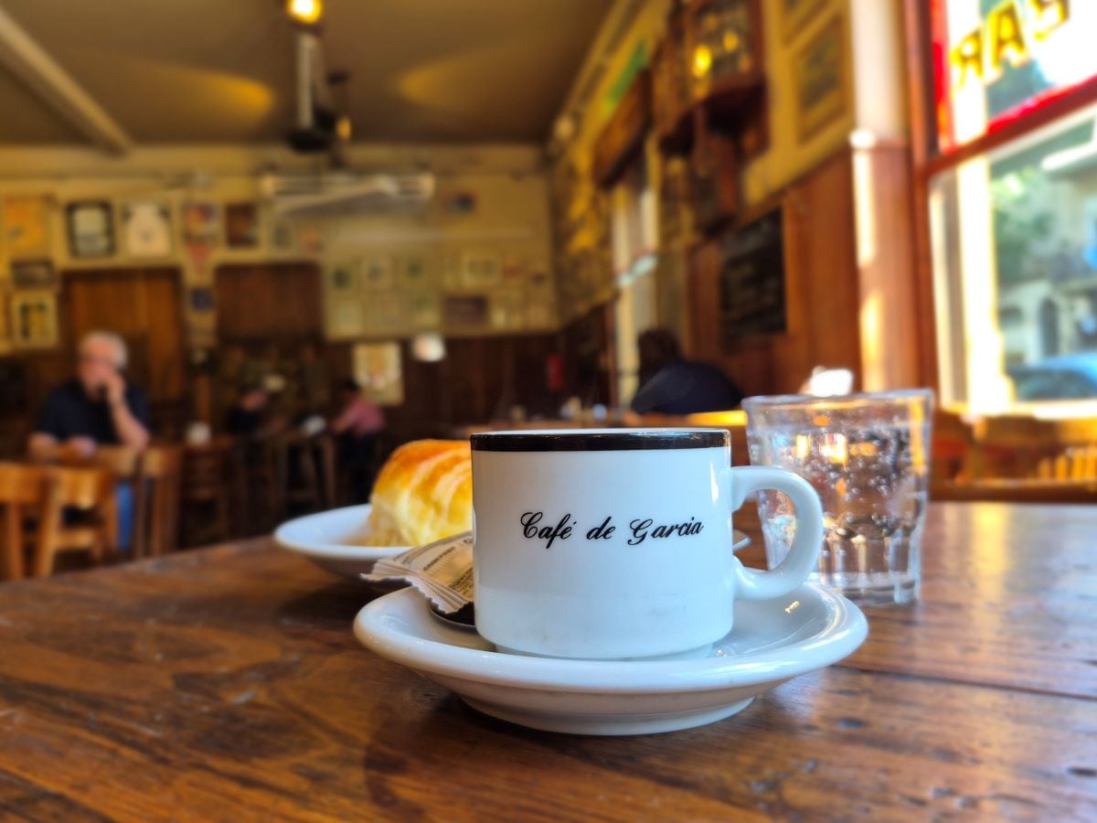 Además de ofrecer el tradicional café con medialunas, el lugar es famoso por las picadas que sirve a diario