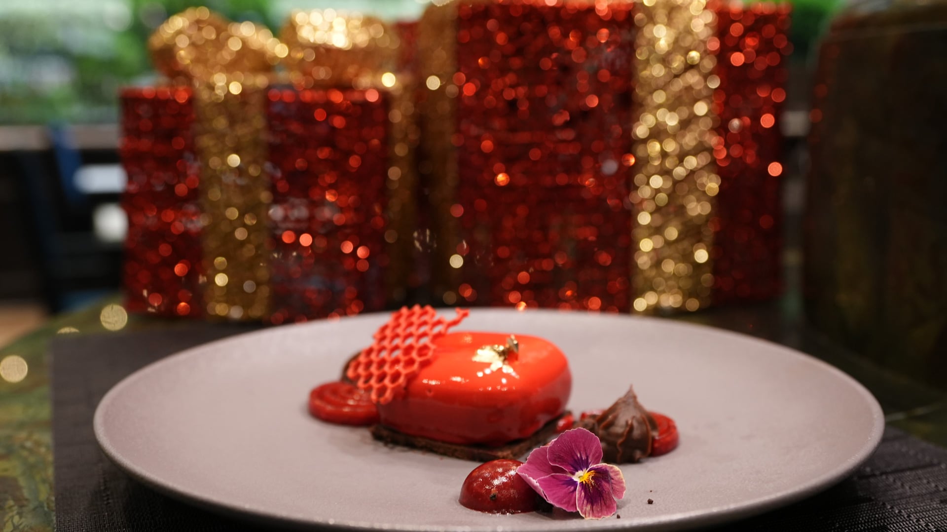 La tradicional mesa navideña presenta postres clásicos y creaciones propias del chef pâtissier del hotel