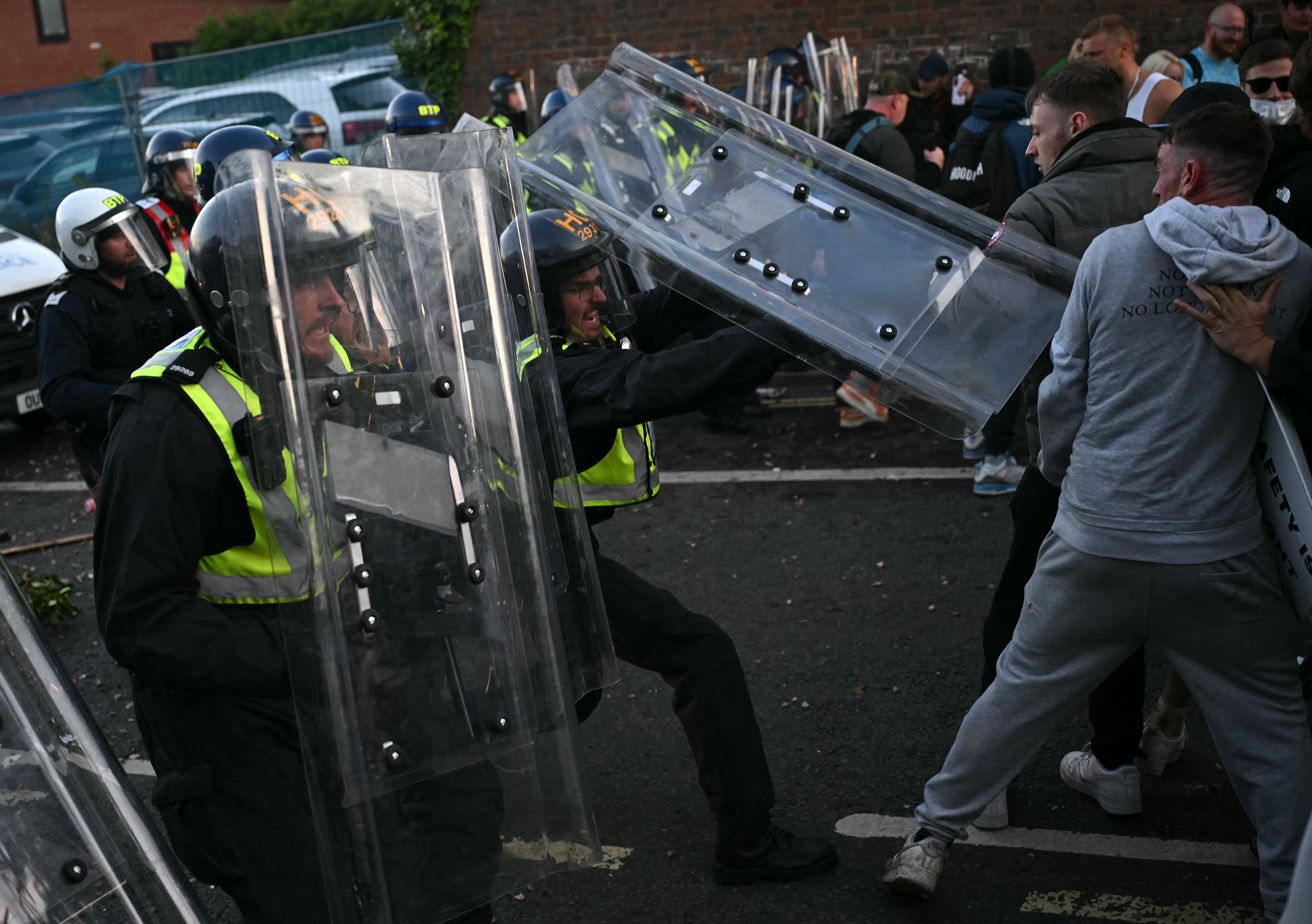 Manifestantes se enfrentan a agentes de policía durante una protesta tras la condena de Vikrum Digwa por el asesinato del estudiante Henry Nowak, en Southampton, Reino Unido, el 2 de junio de 2026.(JUSTIN TALLIS / AFP)