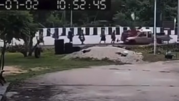 Un niño de 11 años al volante de una camioneta atropelló a varios monjes en Tailandia: mató a al menos nueve