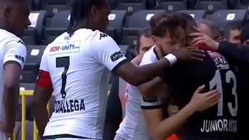 Ya expulsado, el defensor lo