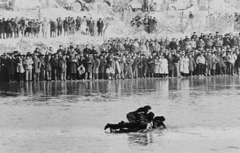 Cuatro azerbaiyanos cruzan en balsa