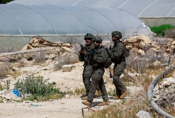 Las tropas siguen lanzando operaciones precisas tanto en el sur como en el norte del enclave (REUTERS)