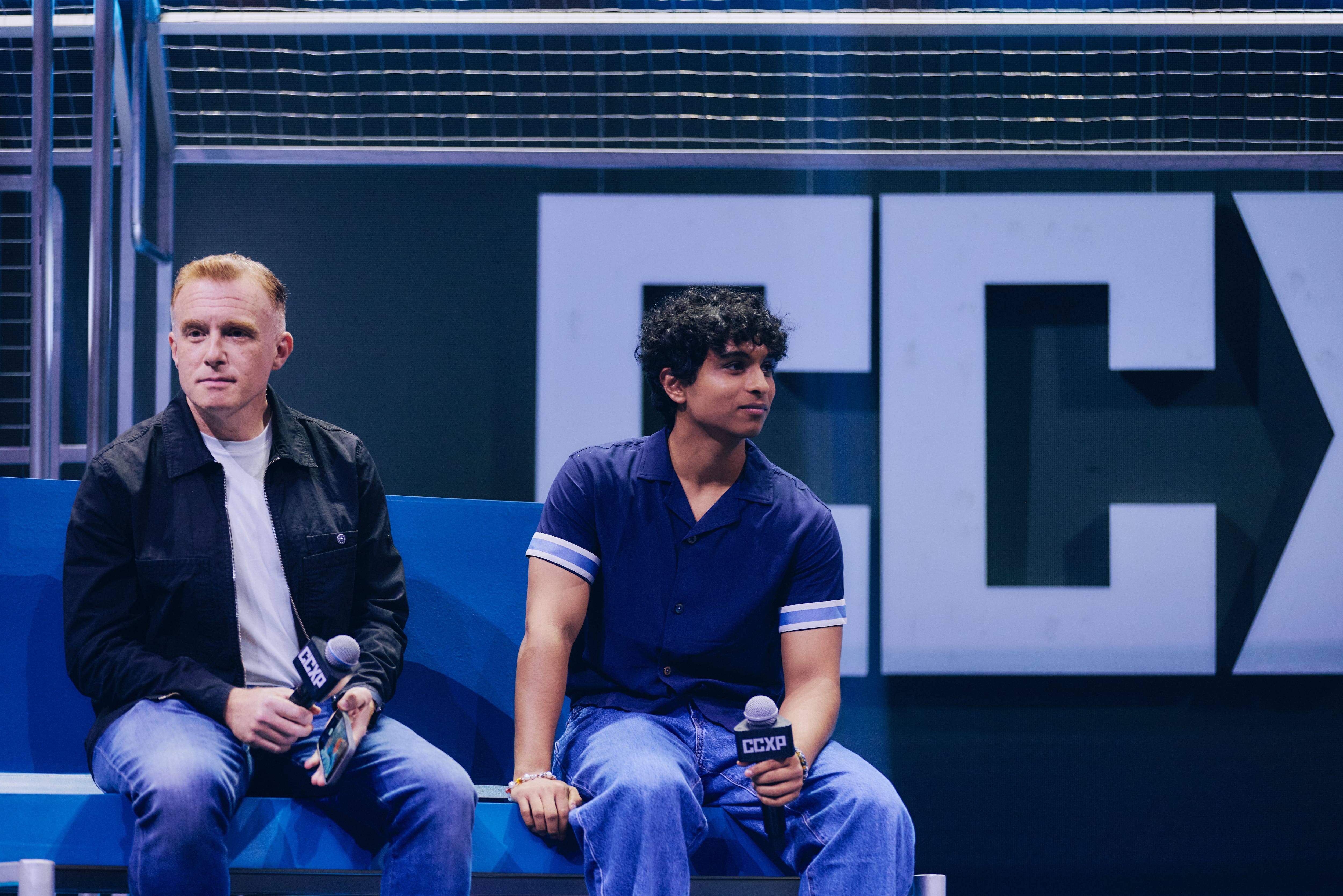 El productor, Jon Steinberg, y el actor Aryan Simhadri en CCXP