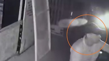 Los atacantes forzaron candados con una cizalla, usaron radios y uno de ellos volteó una cámara después de quedar registrado su rostro - Créditos: Captura de pantalla de Latina.