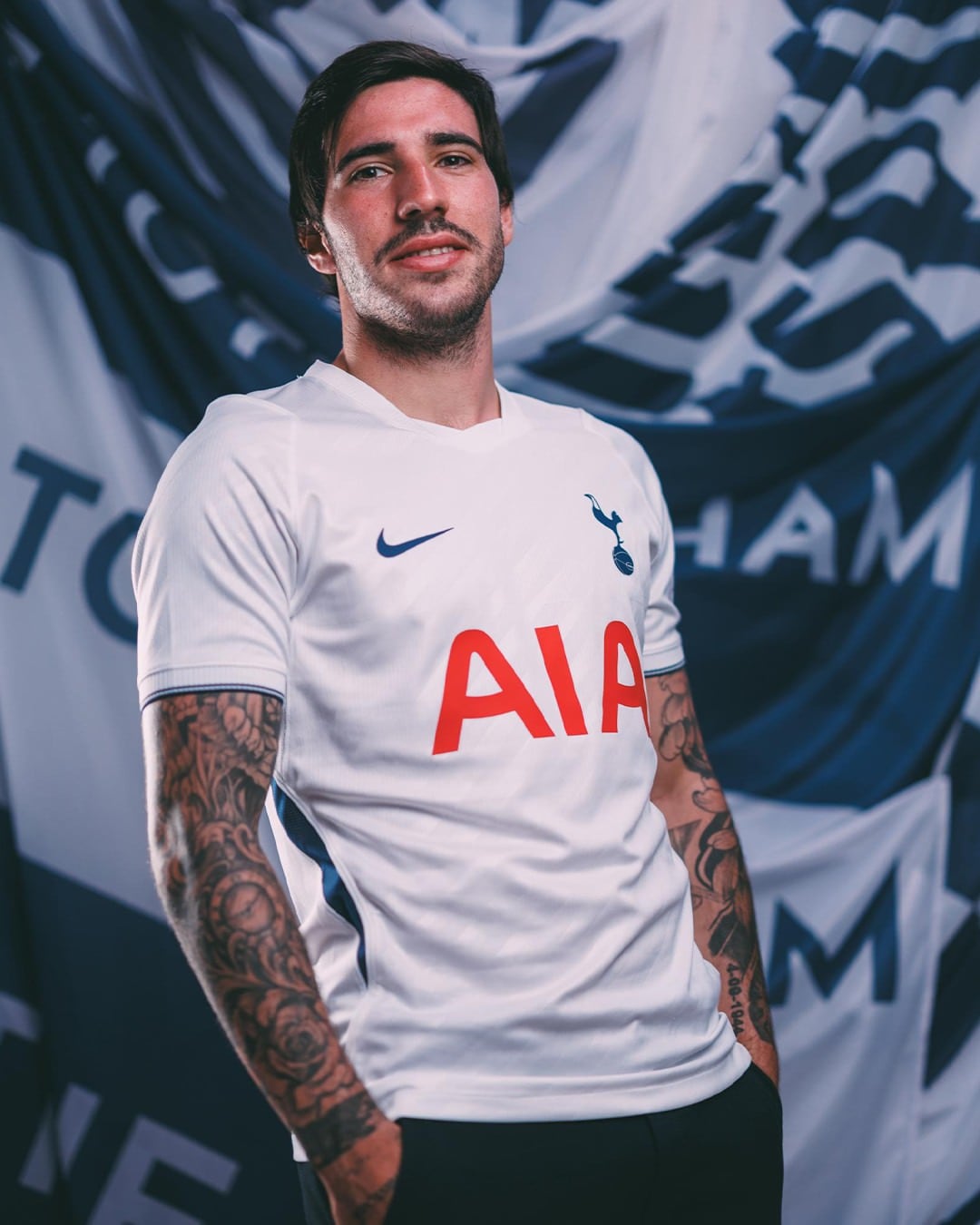 El mediocampista italiano Sandro Tonali, de 26 años, fue adquirido por Tottenham en una cifra cercana a los 100 millones de euros. El ex Newcastle, Milán y Brescia firmó hasta 2032