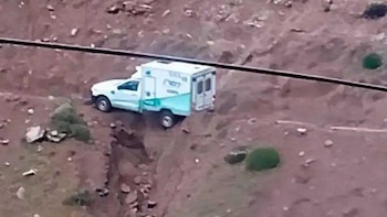 Dramático rescate en Neuquén: cedió un camino rural y y una ambulancia con pacientes quedó al borde de un precipicio