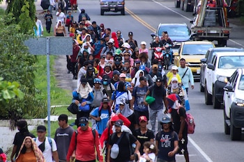 Caravana migrante de hondureños recorre México rumbo a Honduras