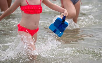 ARCHIVO - Los bañadores de