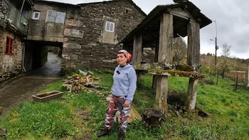 Se fue de Madrid con 27 años para instalarse en un pueblo de 9 vecinos y ahora rehabilita sola una vivienda centenaria en busca de la autosuficiencia
