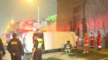 Accidente en Lima: minivan con personal de aerolínea se vuelca y conductora huye