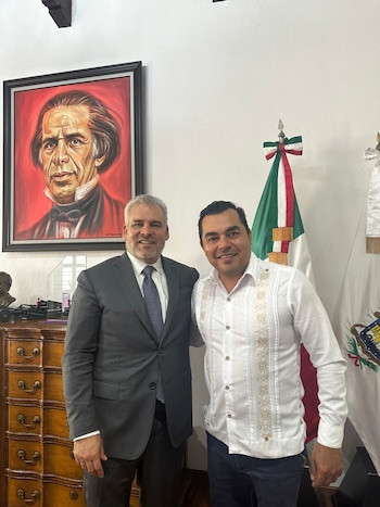 A la izquierda el gobernador Alfredo Ramírez Bedolla y de lado derecho José María Valencia, alcalde de Aquila. Crédito: H. Ayuntamiento de Aquila.
