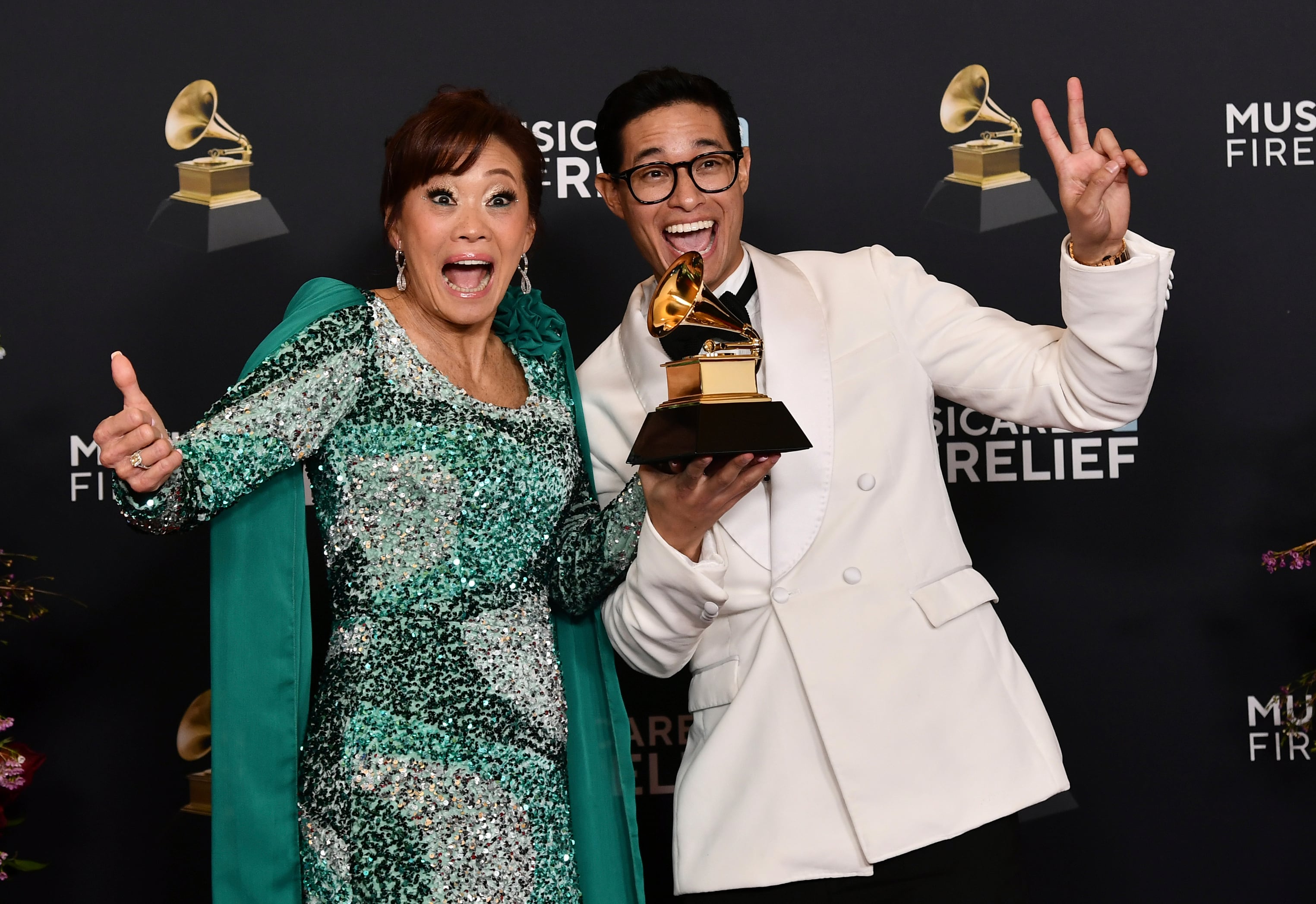 Mimy Succar, izquierda, y Tony Succar posan en la sala de prensa con el premio al mejor álbum tropical latino por