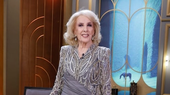 Mirtha Legrand deslumbró con un vestido rojo bordado que combinó sofisticación y provocó elogios: “Diosa”