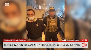 Un hombre con mascarilla y casaca permanece junto a un policía uniformado, con un letrero de noticias en la parte inferior de la pantalla