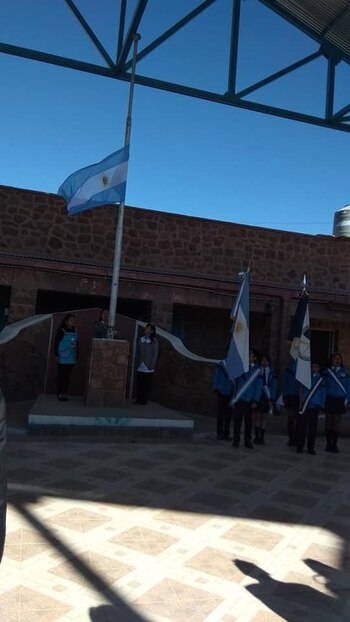 La bandera argentina flamea a