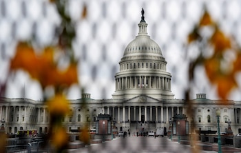 FOTO DE ARCHIVO: Flores en la valla de seguridad que rodea el Capitolio de Estados Unidos en Washington, Estados Unidos, el 13 de abril de 2021 (REUTERS/Erin Scott)