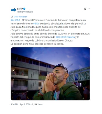 Primer plano de Julio Balza, con barba y chaqueta verde, con gafas de sol sobre la cabeza, las manos juntas cerca de la boca, mirando hacia arriba