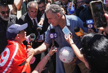 Orsi saluda a una simpatizante tras emitir su voto (REUTERS/Mariana Greif)