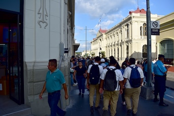 Población salvadoreña en el Centro Histórico de San Salvador