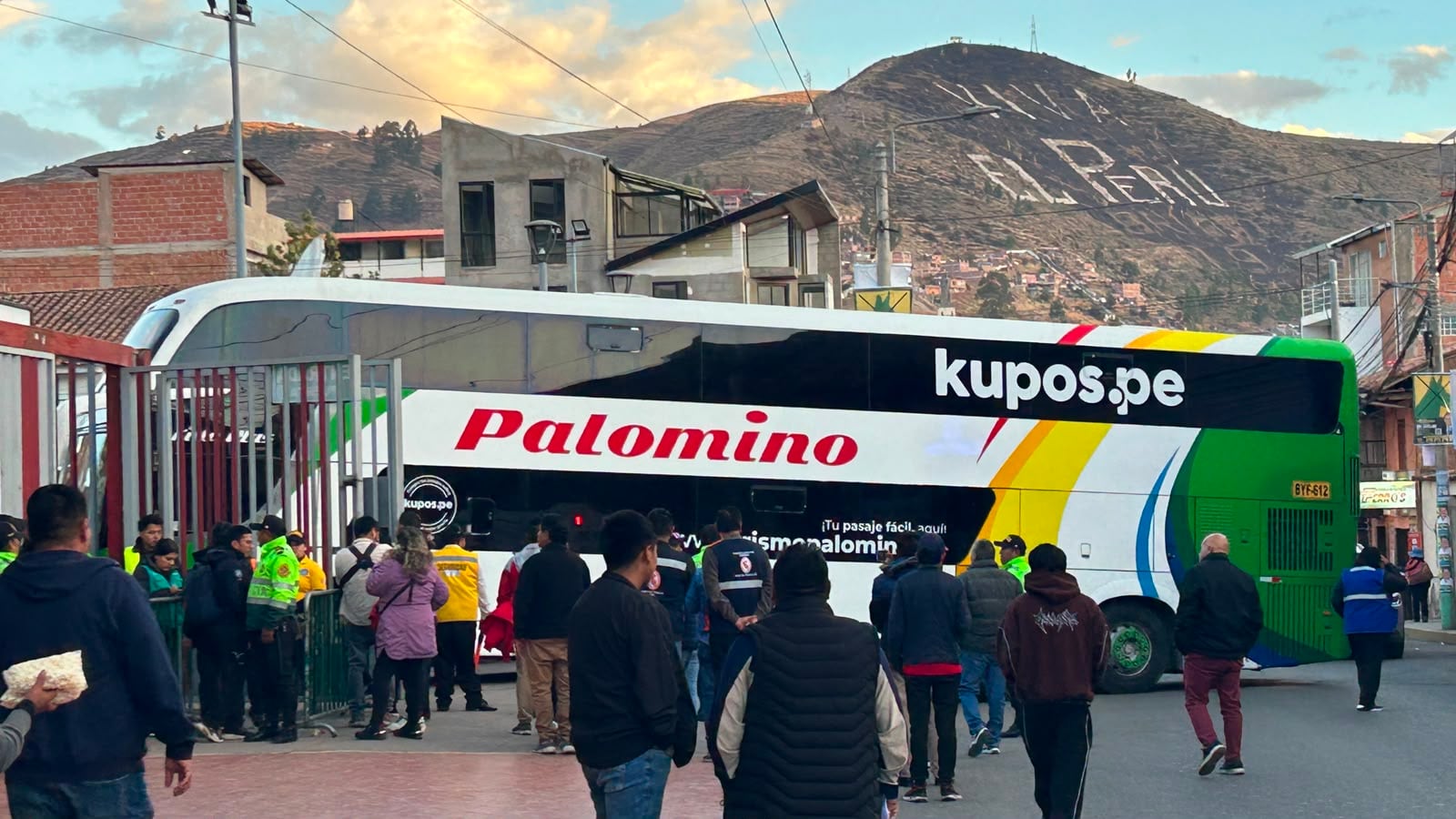 Llegada de Cienciano al estadio de Cusco para el partido ante Botafogo por Copa Sudamericana 2026 - Crédito: Marilyn Corrales / Infobae Perú.