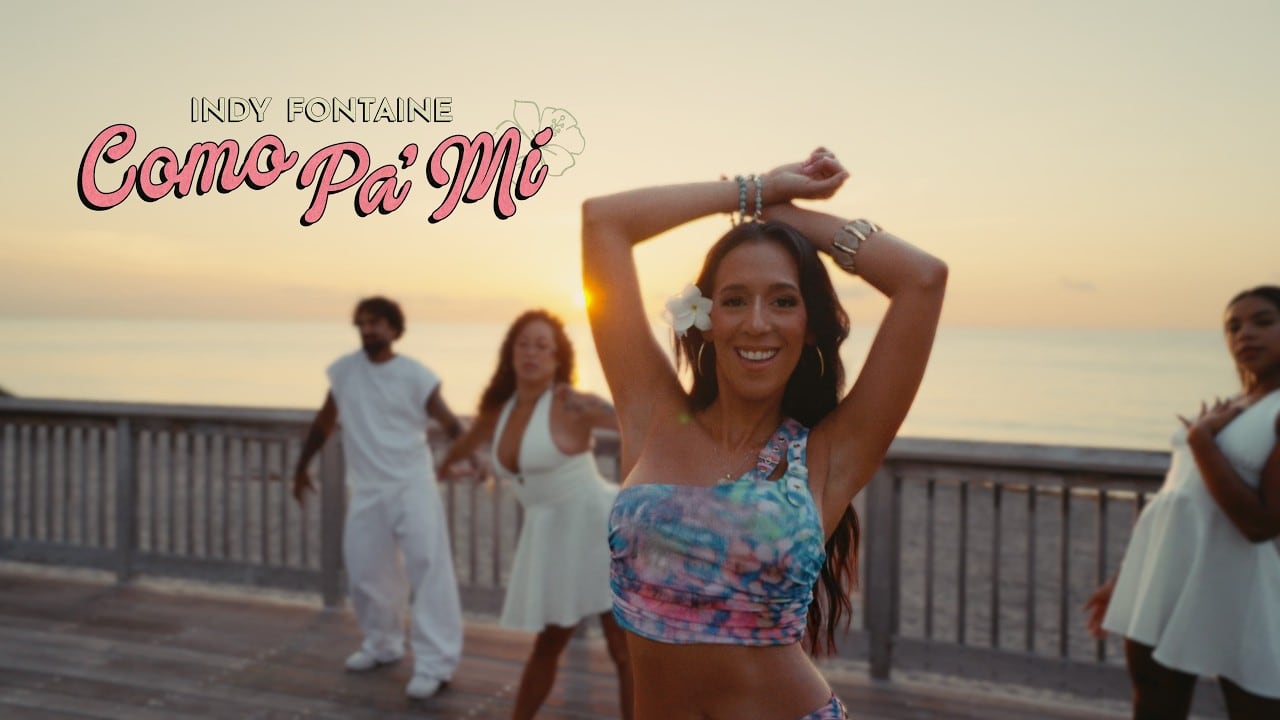 Indy Fontaine posa junto al mar al atardecer durante la realización del video musical de su sencillo de merengue urbano titulado Como Pa' Mí.