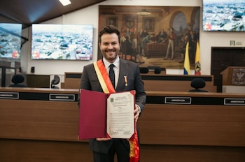 Gusi recibe la Orden Civil