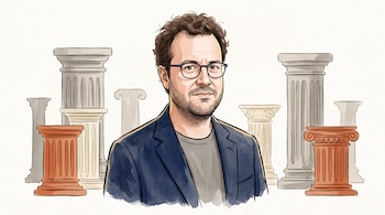Ilustración de un hombre con anteojos y saco azul rodeado por varias columnas clásicas sobre un fondo claro.