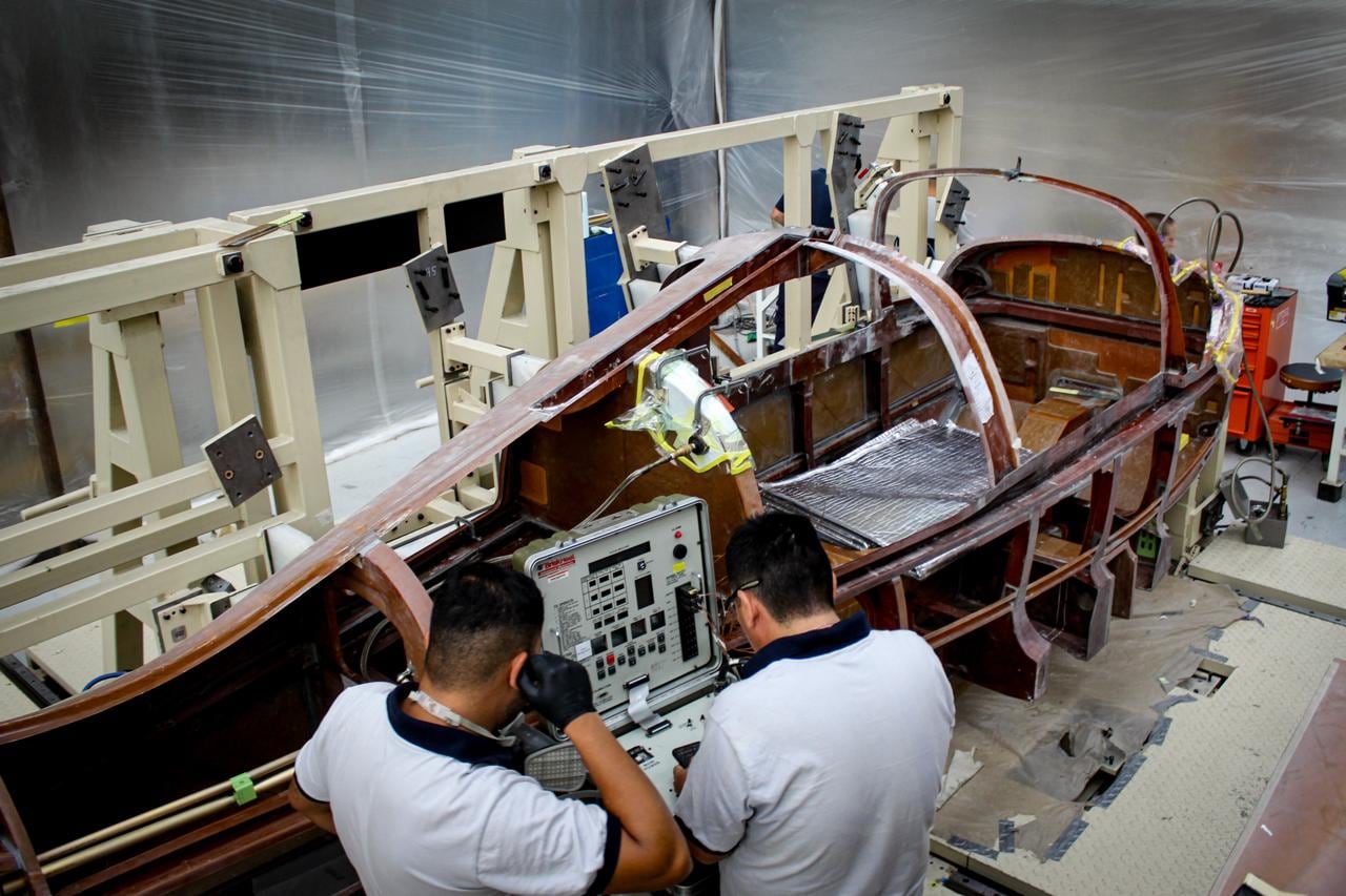 Técnicos trabajando durante el desarrollo de la aeronave