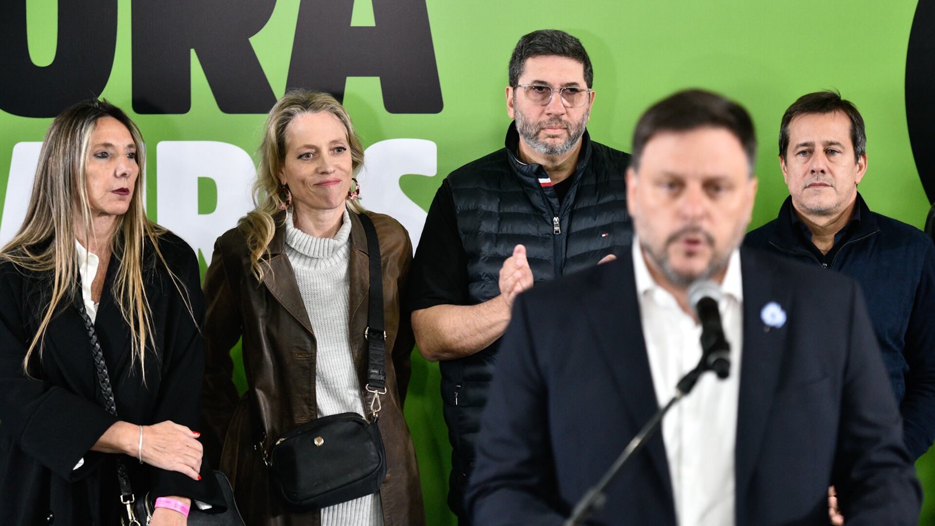 De izquierda a derecha: Claudia Negri y Barbara Rossen (ambas lograron una banca); el jefe de campaña, Juan Manuel Olmos; y Mariano Recalde, presidente del PJ porteño. De frente, Leandro Santoro (Adrián Escandar )