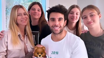 Manu Urcera con su hijo