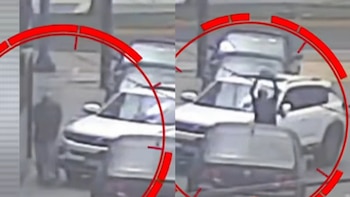 No pudo pasar con su carrito de compras por una camioneta mal estacionada y, al no encontrar al dueño, destrozó el vehículo a pedradas