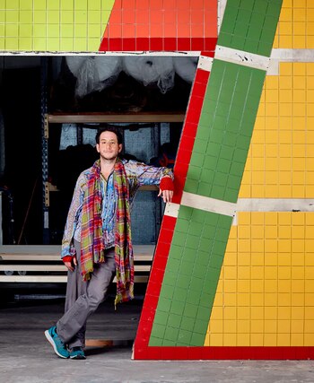 El artista Adam Nathaniel Furman,