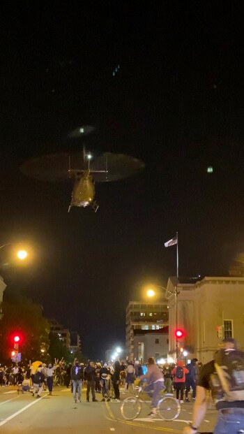 Un helicóptero vuela bajo sobre