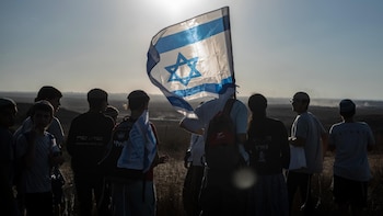 Miles de israelíes superan cuatro controles militares en su marcha para recolonizar la Franja de Gaza
